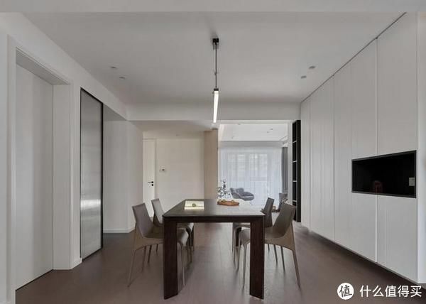 背景墙|南京夫妻129㎡的家,坚持全屋打满柜子,效果不是一般的大气实用