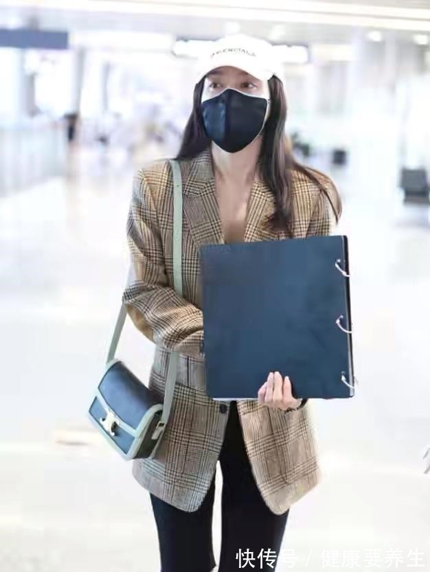 方媛 方媛的衣品也太好了吧,格纹西装搭配骑士靴潇洒帅气,时髦大气!