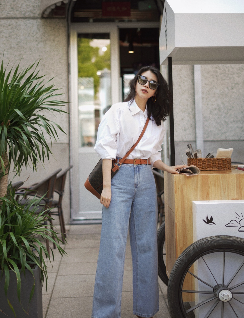 百搭|夏季如何穿出高级感,白色衬衫搭配牛仔裤简约洋气,百搭又通勤