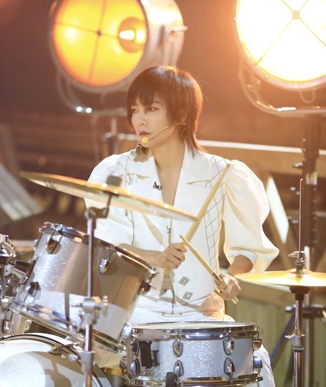 《姐姐》票数不公？观众还原现场差距大，唱歌半开麦看不清人影