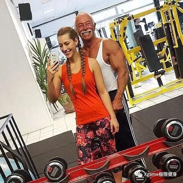 爷爷|76岁肌肉爷爷人老魅力大身边美女如云,还带小情人健身