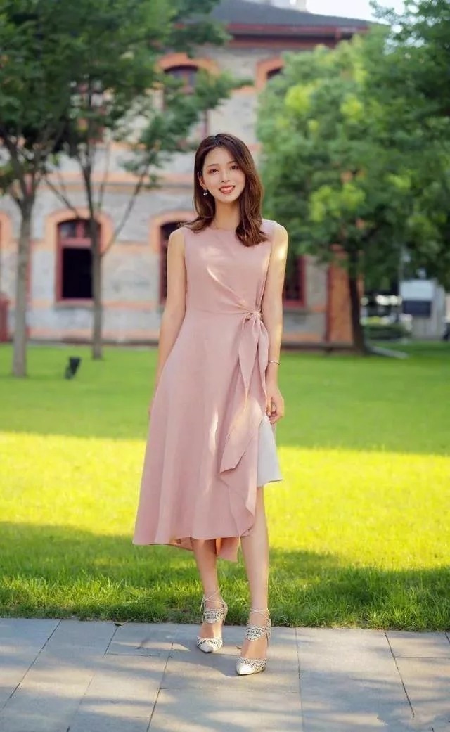 街拍小姐姐身穿无袖连衣裙,脚踩一字带高跟凉鞋充满无限魅力