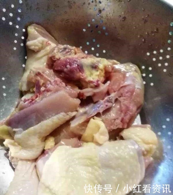 炖鸡汤时,加了这一步,鸡肉鲜嫩入味,汤更加鲜美,冬季别错过