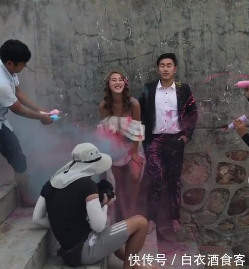新郎|新婚夫妻拍婚纱照被恶搞,新郎一脸不屑,成片出来后,效果惊人!