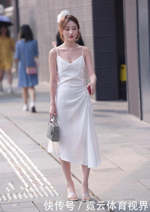 不喜欢裤子的束缚那就选择一条A字裙吧，可以让你摆脱庸俗感