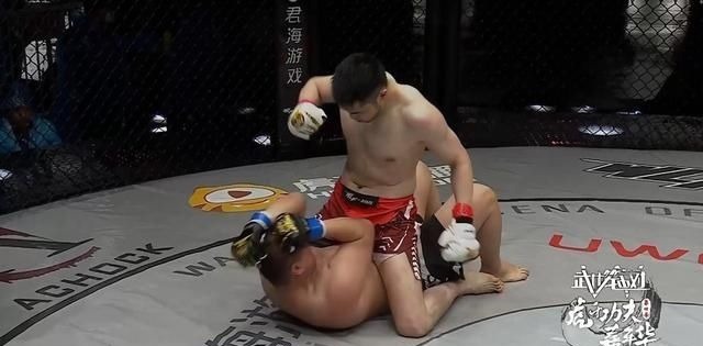 肌肉男被按在地上摩擦,藥水哥后臺(tái)看了發(fā)抖,再次跪地向佐求饒?