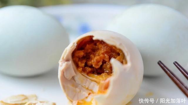 水泡|腌咸鸭蛋别用盐水泡了,懂得合理做法,半个月就能吃,剥壳直流油