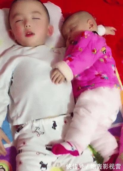 妹妹|“最暖的哥哥”火了,4岁哥哥哄妹妹睡觉,掀开被子后睡姿太暖心