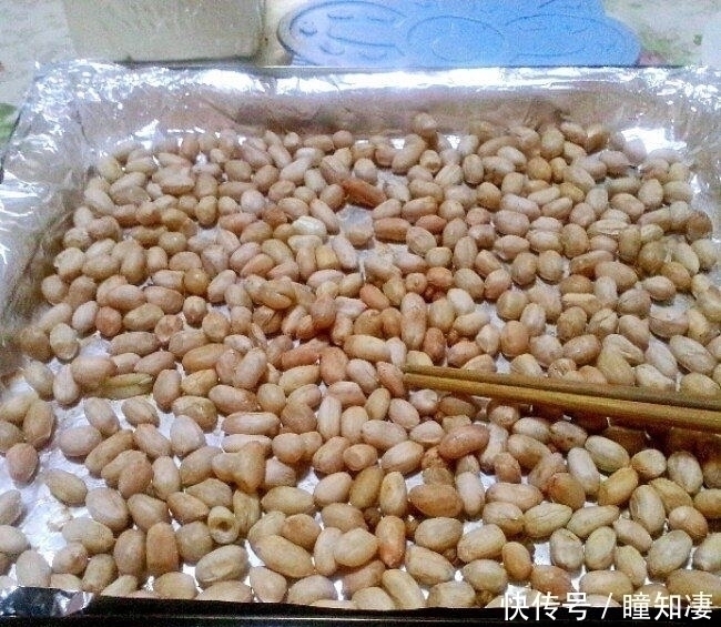 花生米不要炒了,盐水泡一泡,比炒的好吃,又酥又香,好吃过瘾