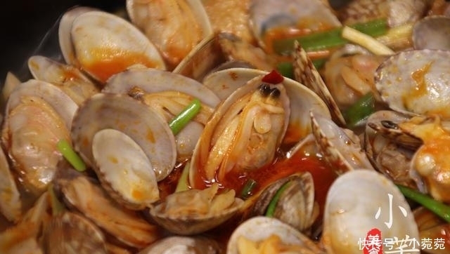 切成片|1块豆腐,1把花蛤,锅中炖一炖,鲜香美味,出锅连汤都不剩