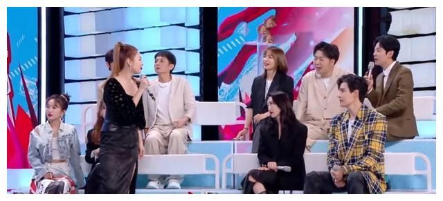 张雨绮主持《快本》聒噪不已，多次打断嘉宾说话，何炅都圆不了场