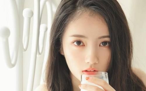 脸上暗沉长斑的人，晚上别用清水洗脸，教你这样做，皮肤白嫩透亮