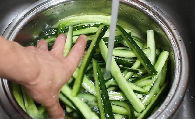 黄瓜新吃法，过年必备下酒小菜，又香又脆超简单，客人吃过都夸赞