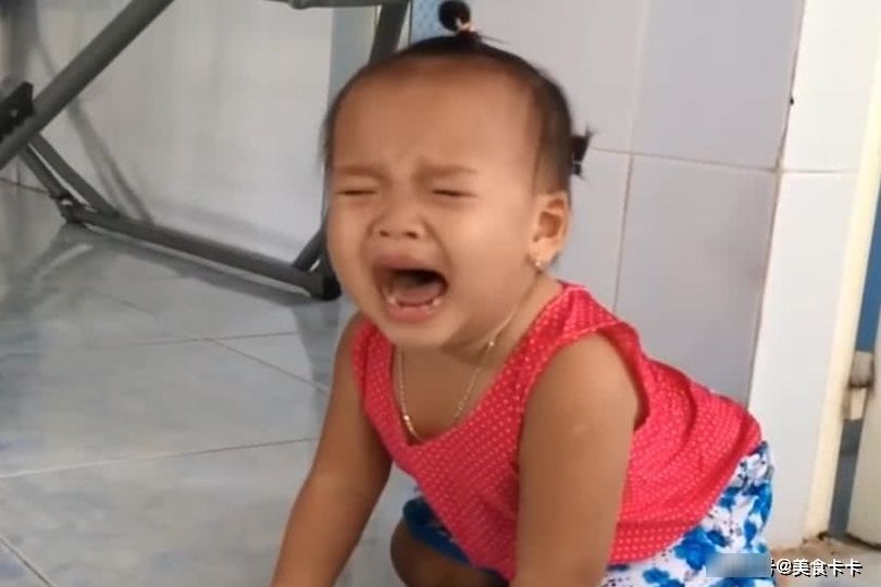 手机|妈妈说“爸爸被困在手机里”,宝宝瞧瞧手机泪目了,心疼宝宝一秒