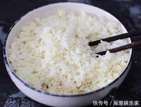 剩米饭升级做法,不炒不煮也不煎,两手一捏,我连吃了3天也不腻