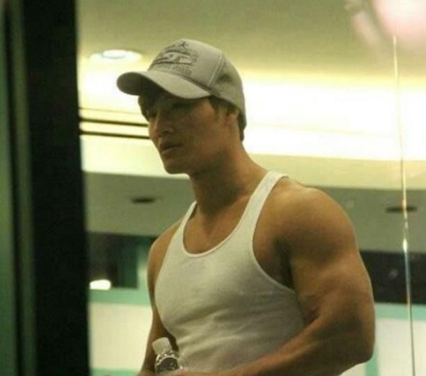 金鐘國在節(jié)目中展現(xiàn)身上的肌肉，不愧為健身狂，身上一塊一塊的