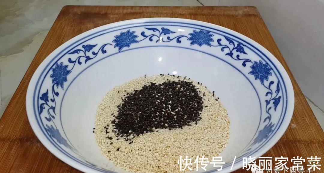 松软|芝麻饼干新做法,锅里一烙,松软香甜不加油,没烤箱也能一次成功