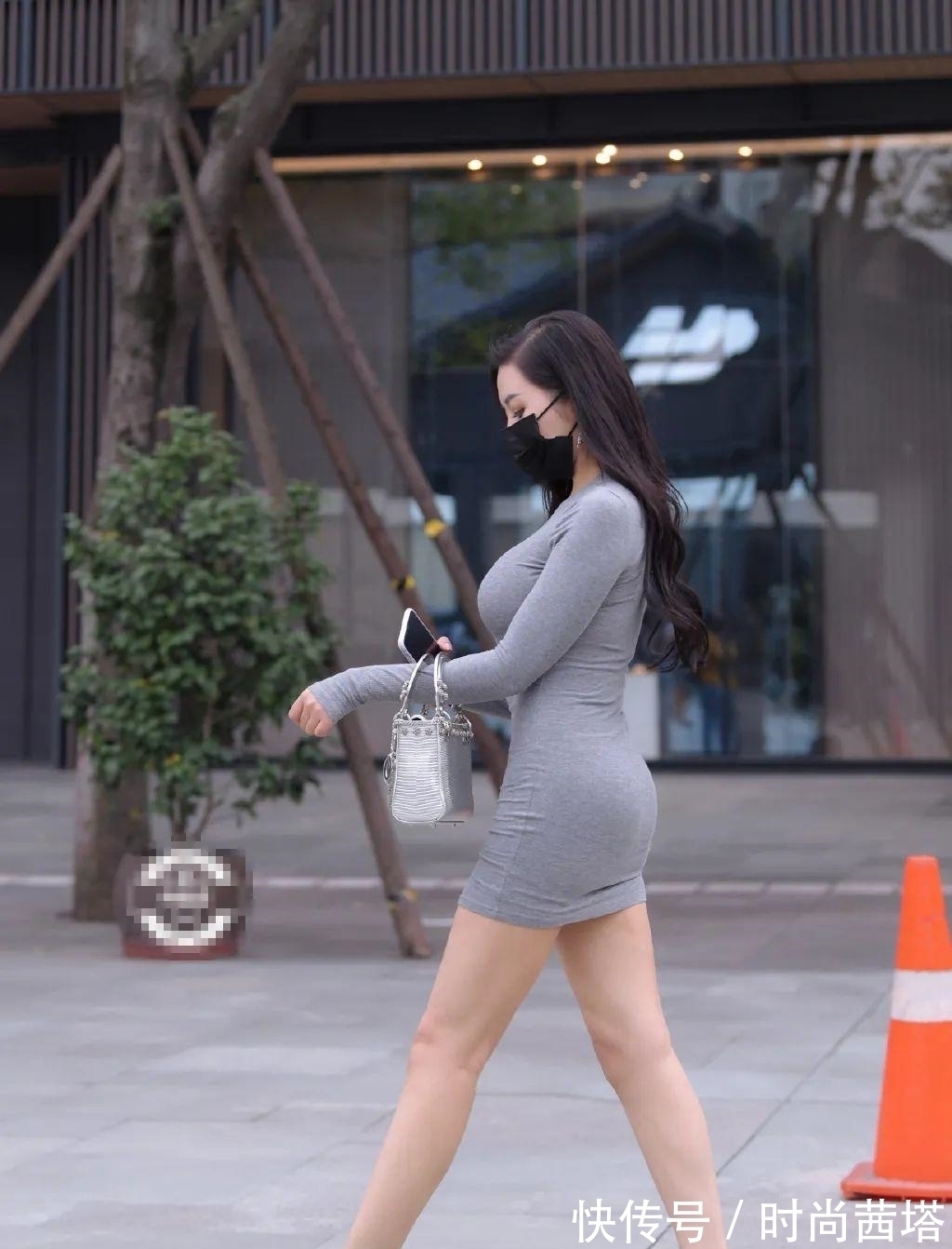 气质 微胖女生穿什么都美,搭配长款连衣裙,提升气质还有女人味