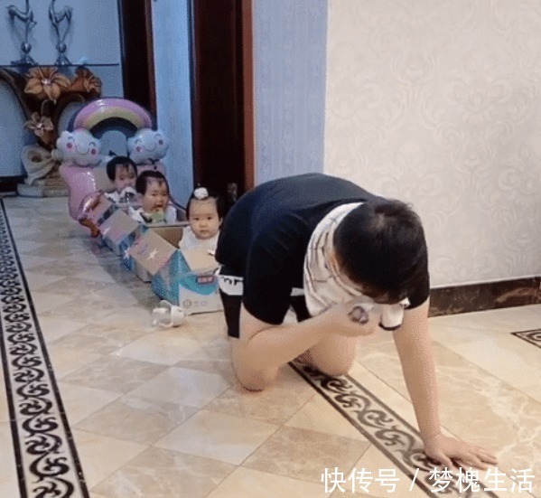 爸爸|“小毛驴奶爸”一拖三火了,这大概是我见过最豪华的“车厢”