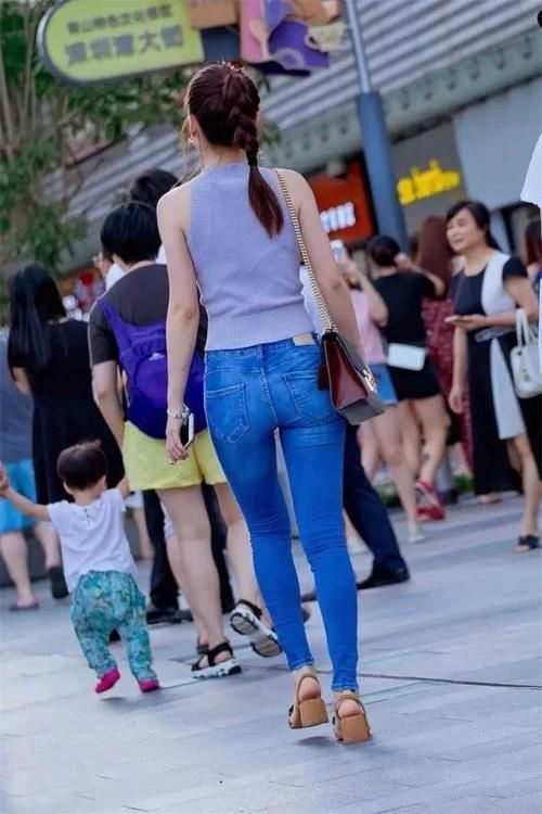 大长腿 小姐姐穿紧身牛仔裤，勾勒好曲线，时尚显气质！
