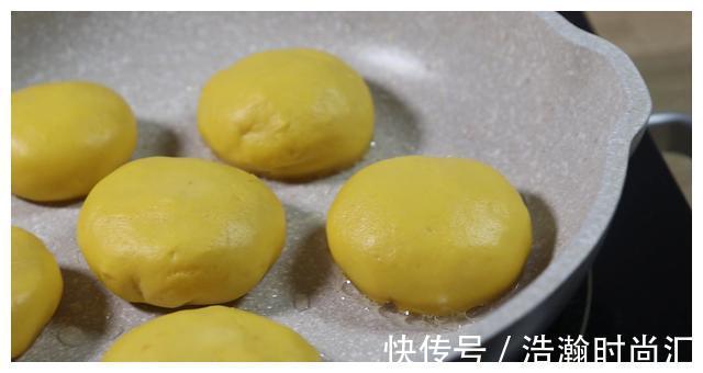 辅食|我家南瓜从不煮粥！比南瓜饼好吃百倍，宝宝吃完舔手指，肉都不换