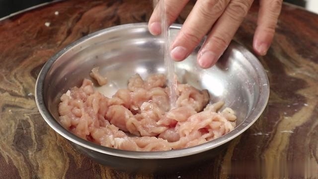 皮蛋瘦肉粥怎样做才好喝试试这个家常做法,滑嫩入味,越喝越香