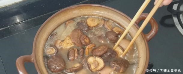  香菇炖猪脚一个客家传统味道做法，软糯浓香，满满的胶原蛋白