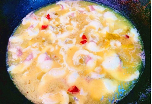 一妙|做酸菜鱼时,直接煮鱼片就废了!厨师长教您一妙招,鱼片不碎不散