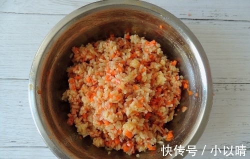 丸子|剩米饭新做法,既是早餐,也是零食,上桌就被抢光,比蛋炒饭好吃
