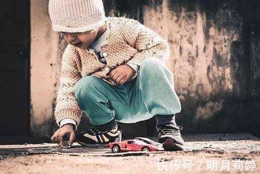 父子俩|3岁孩子每天玩玩具车,导致眼睛几乎失明,这类玩具家长别再买了