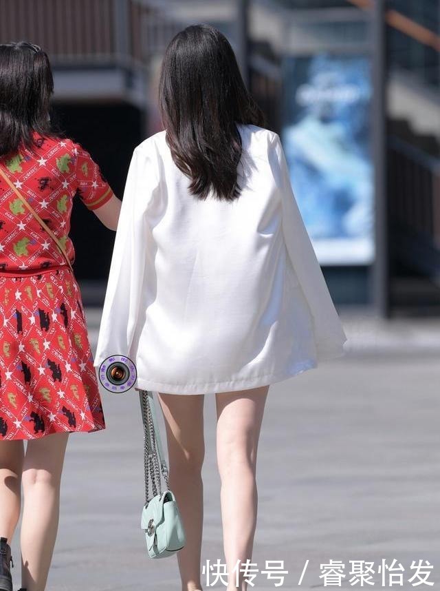 金色十月穿吊带裙,清新靓丽,更显知性优雅