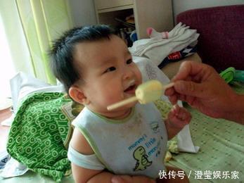 积食|医生劝告:4种零食不要碰,越吃脾胃越虚弱,还有家长给孩子买