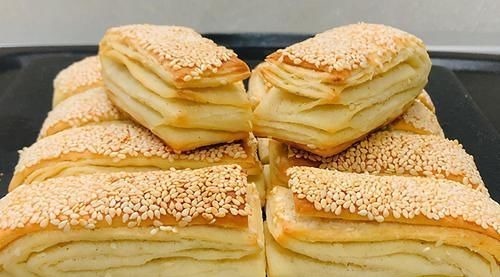 用面粉和白芝麻做脆饼,酥香掉渣,层层薄如纸,做1次吃3天省事