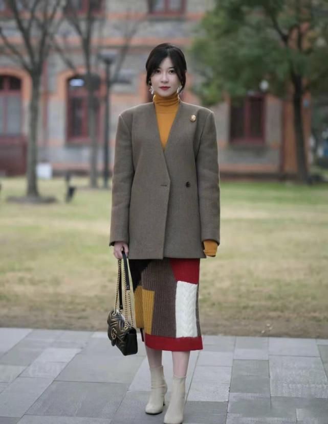 被“红色穿搭”惊艳到了，高级洋气又显白，成熟女人的最爱