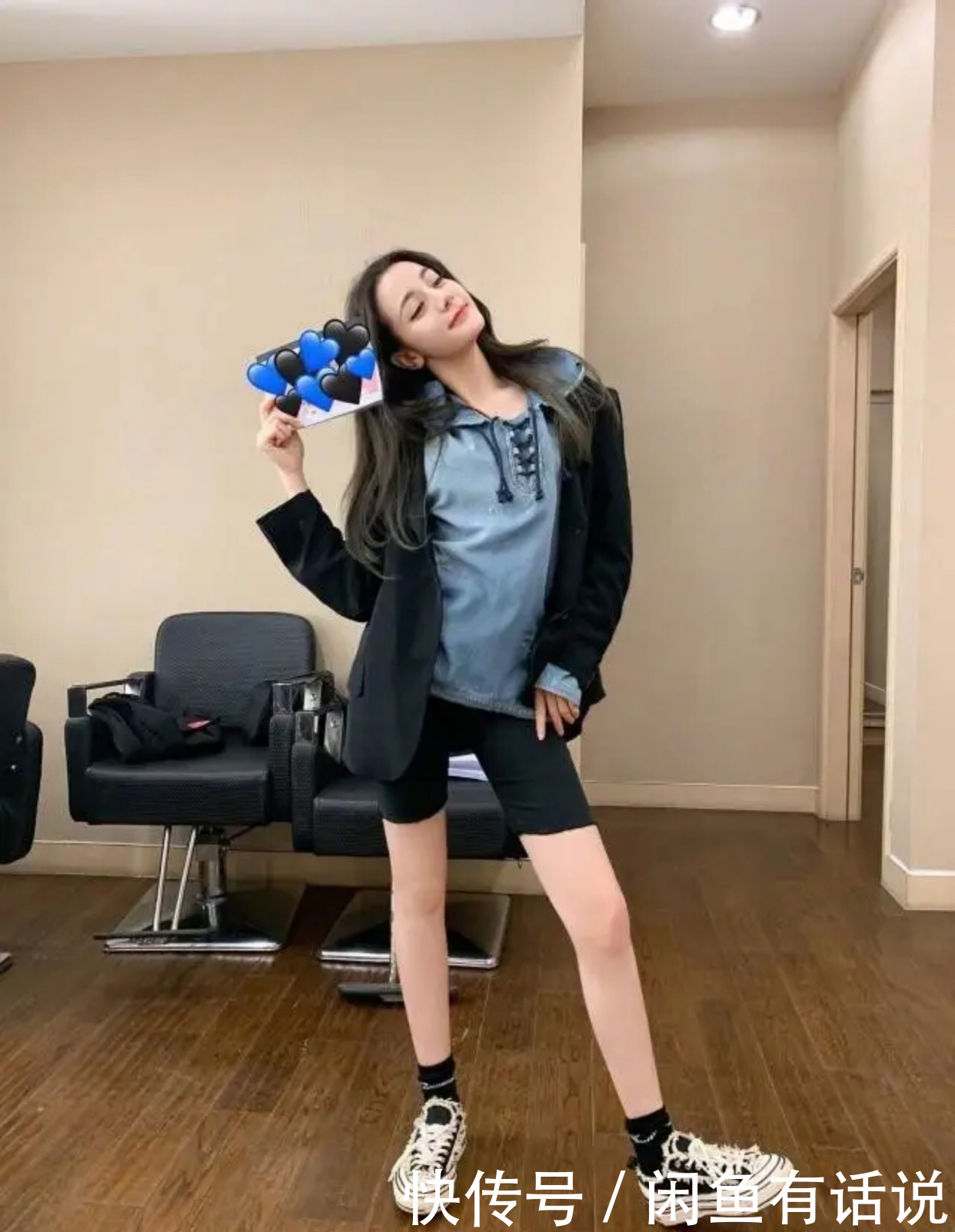 紧身|毛阿敏越老越洋气,唐装配健美裤秀身材曲线,58岁还有“少女腿”