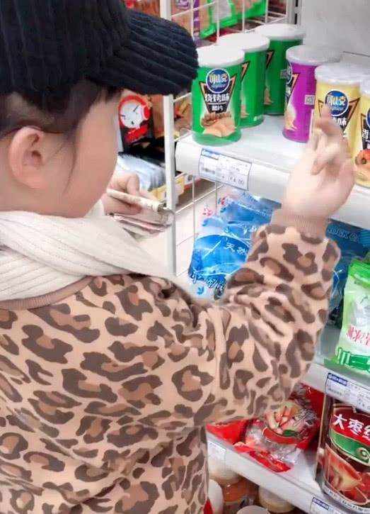 萌娃们|女儿用自己的钱去超市买吃的,看到这一个动作,亲妈笑开了花