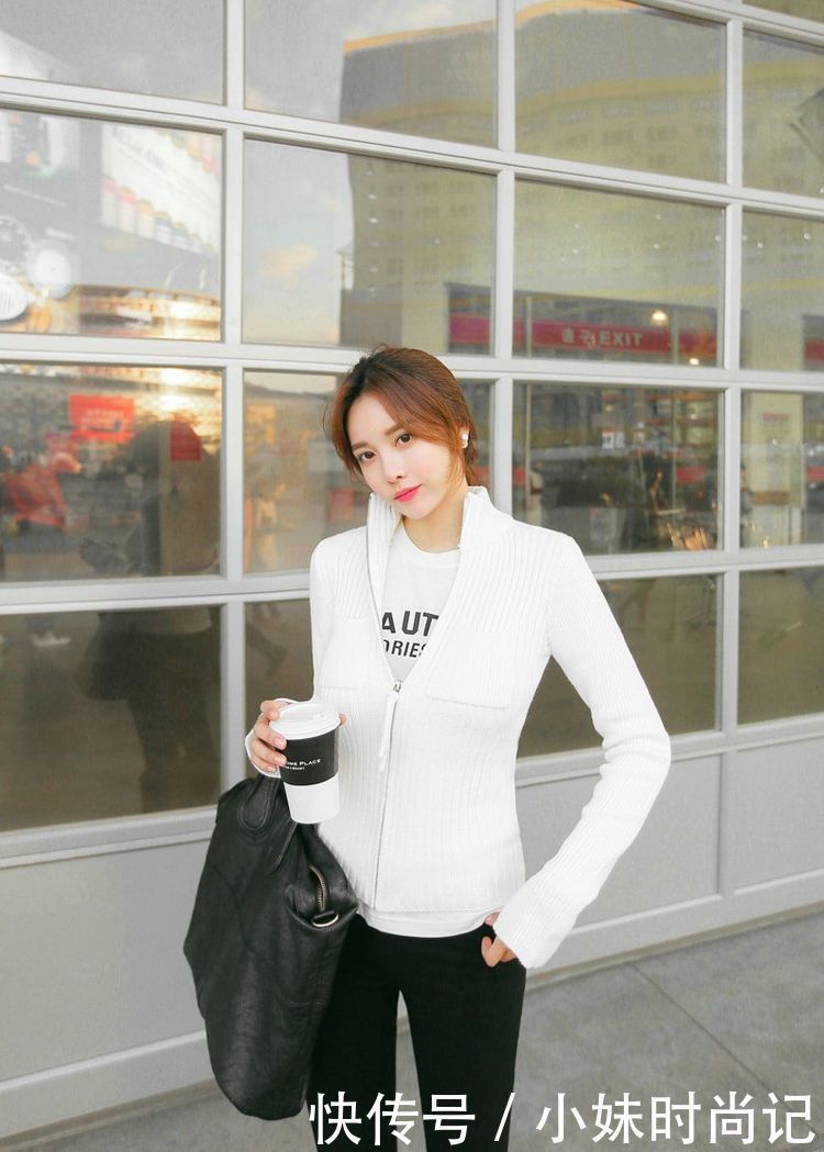 街拍美女: 白色上衣搭配黑色裤子, 打造白黑色CP