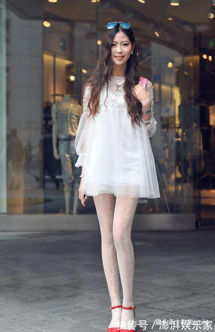 下半身 小姐姐脚上再搭配上一双红色的高跟鞋,看上去青春又靓丽