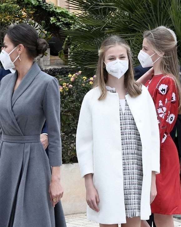 西班牙一家合体,小公主长胖萝卜腿上大块疤抢镜,穿红裙美过姐姐