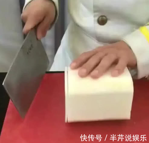 米其林大厨挑战刀工，一块面包切出80片，中国厨师默默拿出萝卜