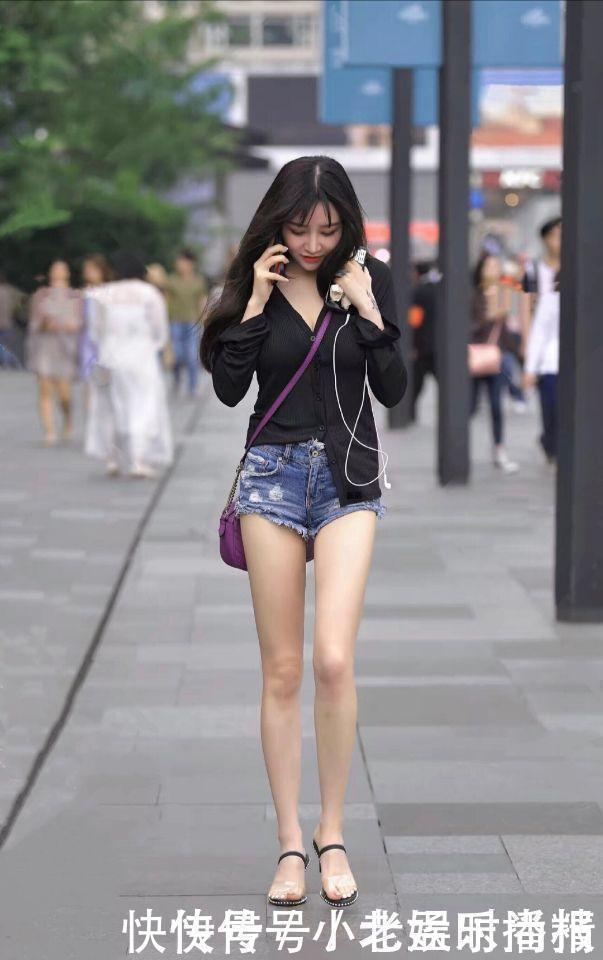 穿搭|街拍：牛仔短裤与黑色V领衬衫的穿搭, 好看！