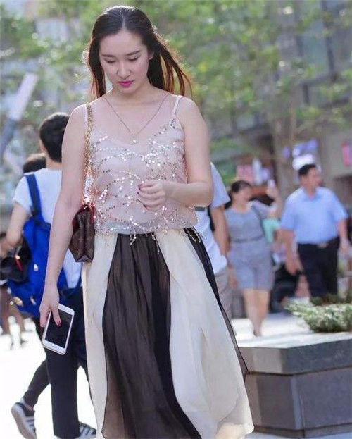 街拍长发美女气质温婉,长发飘飘,美丽动人