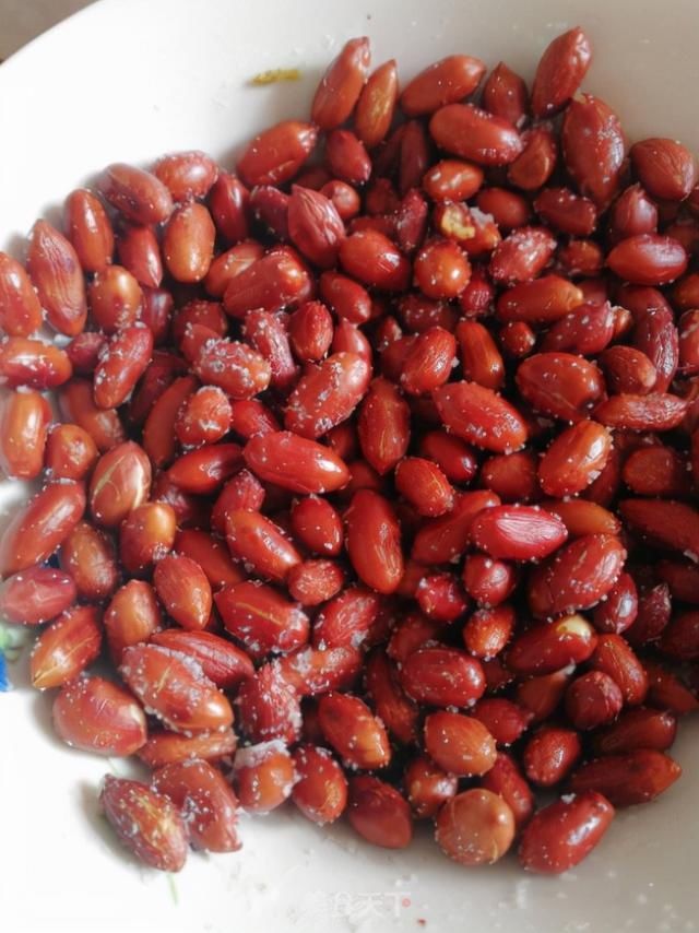 炒花生米时,最忌直接放油!再加这一步,酥脆好吃,久放不回潮