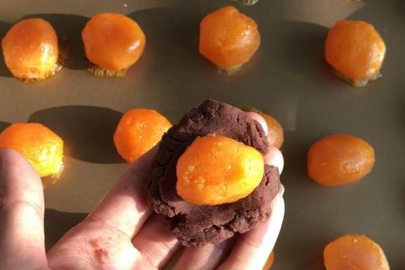 告诉你蛋黄酥究竟用什么油才能酥掉渣，油面比例多少才能不破酥！