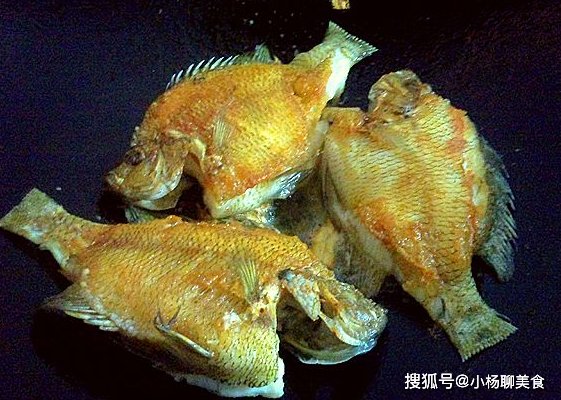 鱼肉|煎鱼时，千万不要直接下油锅，掌握3个技巧，鱼肉不粘锅不破皮