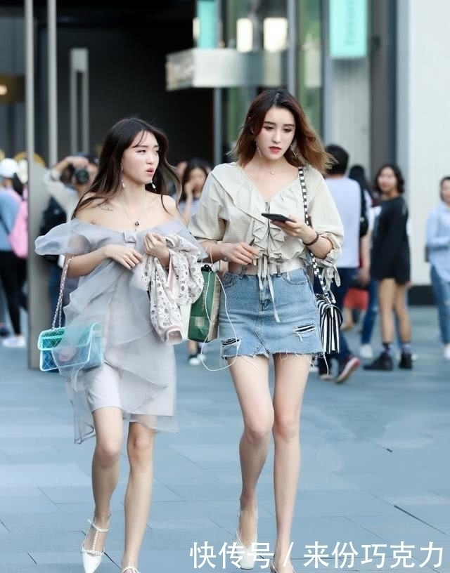 随意|街拍:美丽大方性感的妹子,身姿丰腴简约随意很百搭!