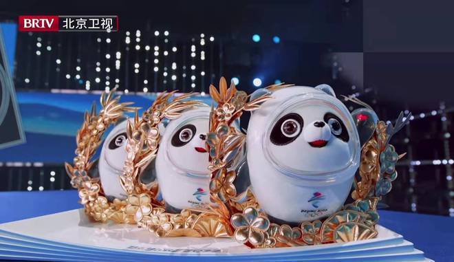 千里江山图!灵感来自千里江山图!北京冬奥会颁奖服在北京卫视跨年晚会中首发