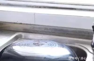 炒菜锅用久了,底下黑垢顽固只需一杯“饮料”,旧锅立马变新锅