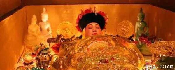 竟成|孙殿英在慈禧墓中发现一件贴身物,嫌太脏扔了,几十年后竟成国宝!