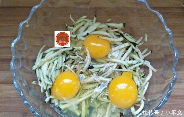 茄子别再炒了,换种吃法比炒着吃营养翻倍,上桌大家抢着吃!